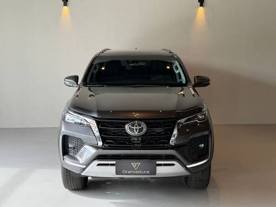 TOYOTA HILUX SW4 2.8 D-4D TURBO DIESEL SRX 7L 4X4 AUTOMÁTICO